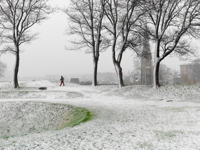 Figure solitaire marchant dans la forteresse de Copenhague pendant une tempête de neige, Danemark, 2022 (photo) - Sisse Brimberg