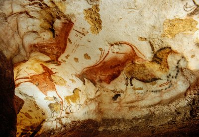 Artistes préhistoriques ont peint des chevaux robustes sur le plafond de la galerie axiale, Lascaux, France - Sisse Brimberg