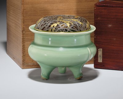 Grand brûle-parfum tripode Longquan céladon avec couvercle en métal partiellement doré japonais - Southern Song Dynasty Chinese School