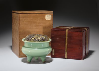 Grand brûle-parfum tripode Longquan céladon avec couvercle en métal partiellement doré japonais - Southern Song Dynasty Chinese School