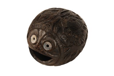 Boîte à monnaie en noix de coco sculptée, coloniale espagnole, vers 1800 - Spanish School