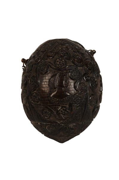 Flasque à poudre en noix de coco sculptée, coloniale espagnole, vers 1800 - Spanish School