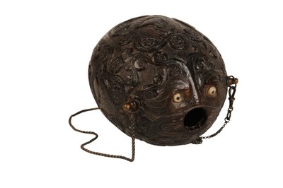 Flasque à poudre en noix de coco sculptée, coloniale espagnole, c.1800 - Spanish School