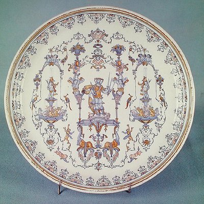 Plat décoré de grotesques, d