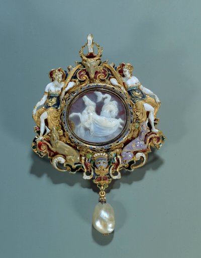 Bijoux : pendentif émaillé sur or rond avec un camée. 1550-1575. Paris, Musée du Louvre - Spanish School