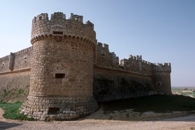 Le mur de périmètre et les tours d