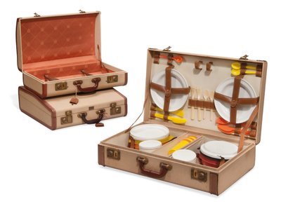 Deux valises et un panier de pique-nique, Loewe, milieu du XXe siècle (toile, cuir, laiton et plastique) - Spanish School