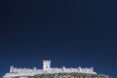Vue du château depuis la vallée de la rivière Duero - Spanish School