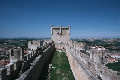 Vue des murs du château et du donjon - Spanish School