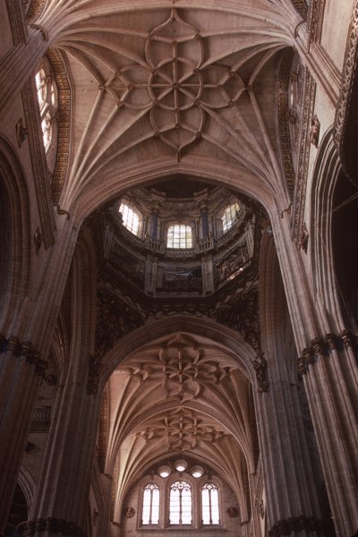 Vue de la tour lanterne et de la voûte en lierne - Spanish School