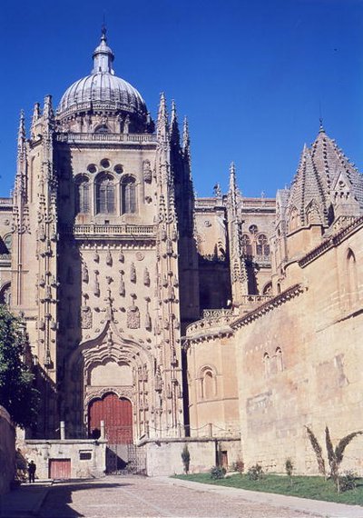 Vue du portail sud et de la Torre del Gallo - Spanish School