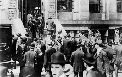 Foules anxieuses devant le bureau de la White Star Line, 1912, 1937 - Sport and General