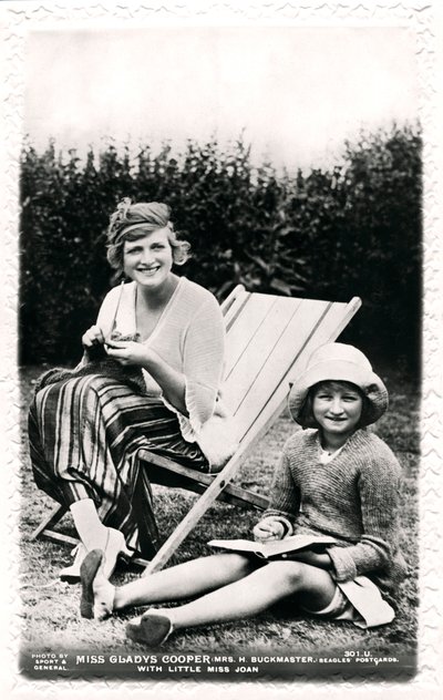 Gladys Cooper 1888-1971, actrice anglaise, avec sa fille Joan, début du 20ème siècle - Sport and General