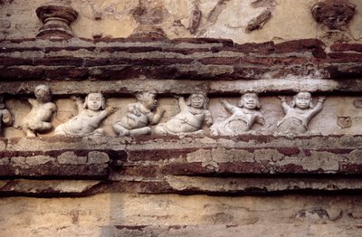 Relief représentant des nains sur l