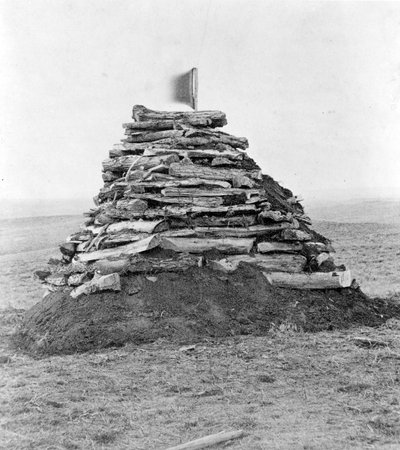 Monument contenant des ossements sur la colline de Custer, 1879 - Stanley J. Morrow