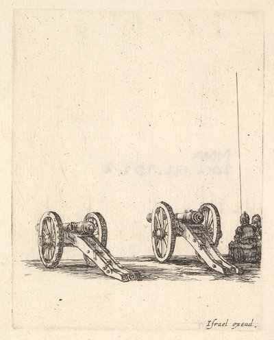 Deux canons, deux soldats vus de dos assis à droite, de 