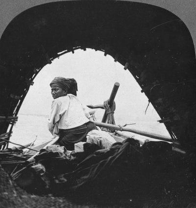 Un batelier sur le fleuve Irrawaddy, Birmanie, 1908 - Stereo Travel Co