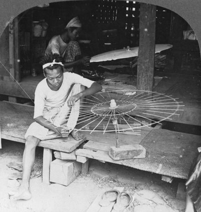 Garçons fabriquant le parapluie natif, Birmanie - Stereo Travel Co