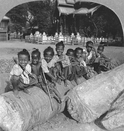 Enfants birmans assis sur une bûche de palmier, Birmanie, 1908 - Stereo Travel Co