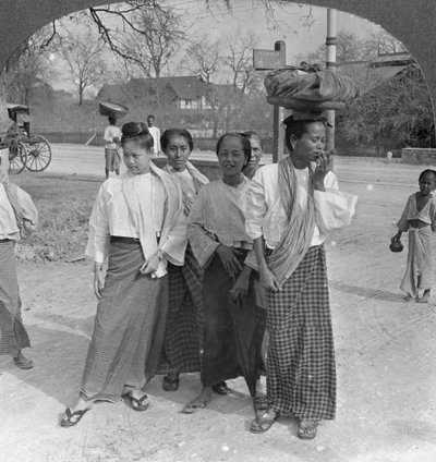 Femme et serviteurs allant au marché, Mandalay, Birmanie - Stereo Travel Co