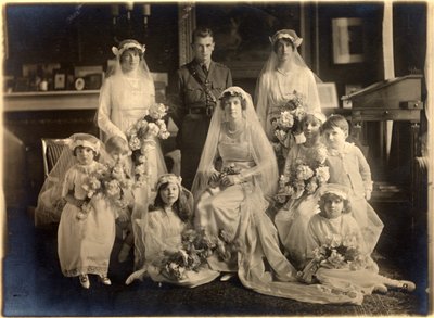 Portrait de mariage de groupe de Lady Blanche Cavendish et du Colonel Ivan Murray, Chapelle des Gardes, Lansdowne House, 21 avril 1919 (photo en noir et blanc) - Studio Lafayette