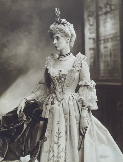 Lady Evelyn Cavendish, plus tard duchesse de Devonshire, en dame à la cour de l