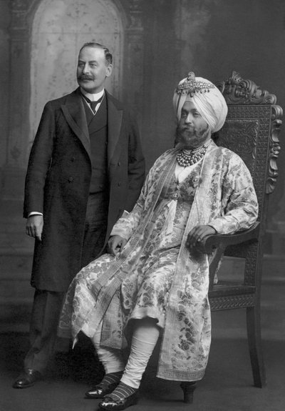 Maharaja Sir Ranbir Singh Bahadur de Jind avec un officiel britannique - Studio Lafayette
