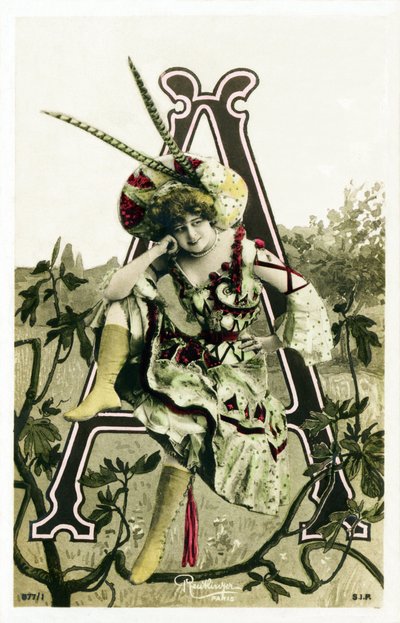 A : Constance Elise De Vere, actrice française avec des racines anglaises, née en Belgique - Théâtre Marigny, Paris - Alphabet en cartes postales - Photomontages avec photographies de femmes artistes de la Belle Époque réalisées par Léopold Reutlinger. Édi - Studio Reutlinger