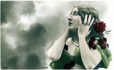 Belle Otero sur fond de nuages, carte postale début du 20e siècle - Studio Reutlinger