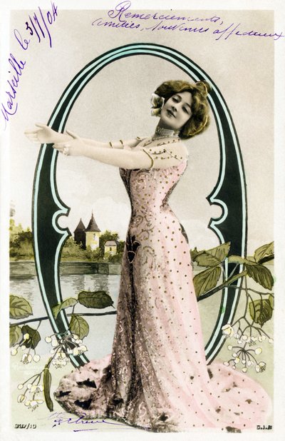 O b : Agustina Otero Iglesias, alias Caroline Otero dite La Belle Otero, chanteuse, danseuse de cabaret et importante courtisane de la Belle Époque - Alphabet en carte postale - Studio Reutlinger