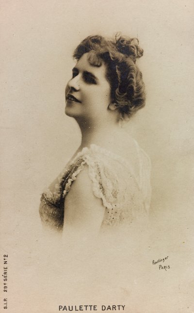 Portrait de la chanteuse française Paulette de Bardy, connue sous le nom de Paulette Darty; carte postale - Studio Reutlinger