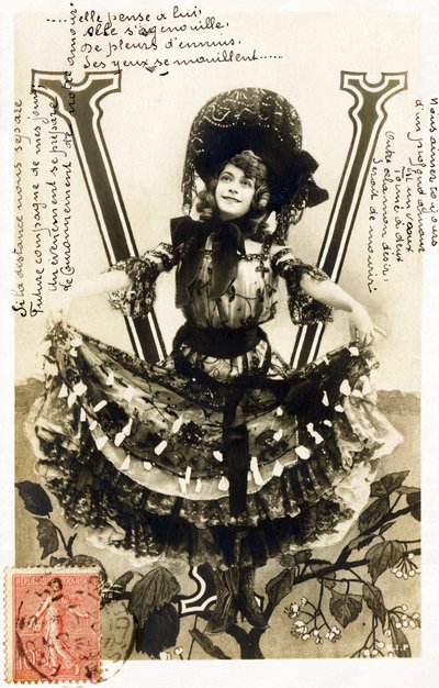 V : Mariette Sully, soprano belge de la Belle Époque - Théâtres : Bouffes Parisiens, Menus Plaisirs, Gaîté, Paris - Alphabet en carte postale - Studio Reutlinger