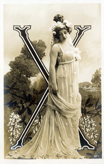 Amelie Dieterle, actrice et chanteuse française - Théâtre des Variétés, Bouffes Parisiennes, Paris - alphabet en carte postale - Studio Reutlinger