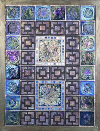 Panneau de carreaux en verre Favrile, moulé avec des fleurs et des motifs géométriques, XXe siècle - Studios Tiffany