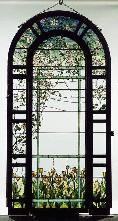 Fenêtre en treillis de verre plombé représentant des vignes de clématites, début du 20e siècle - Studios Tiffany