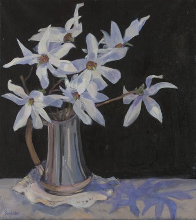 Magnolias blancs dans un pichet en argent, 2019 - Sue Wales