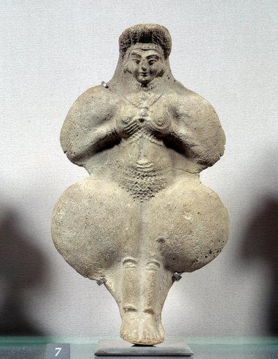 Art oriental : statuette en terre cuite de femme tenant ses seins, probable représentation d