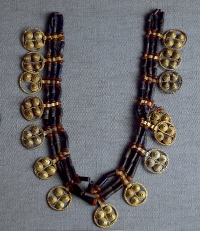 Art sumérien : collier avec pendentifs en or et perles de lapis-lazuli utilisé pour le mariage. Des tombes royales du site d