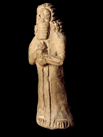 Civilisation sumérienne : statuette en terre cuite de génie protecteur déposée sous les fondations d
