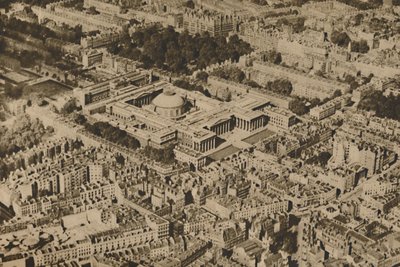 Vue nouvelle du British Museum entouré par les arbres massifs de Bloomsbury, vers 1935 - Surrey Flying Services