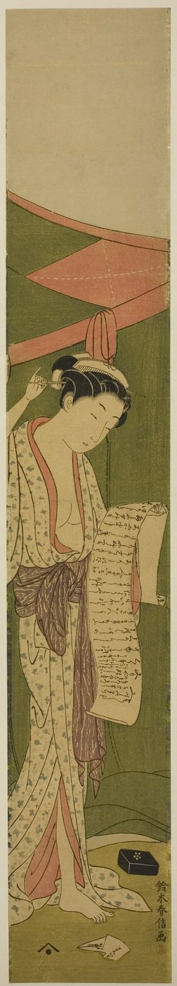 Femme debout à côté d