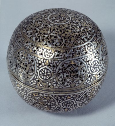 Art oriental : Brûle-parfum ou chaufferette de main de Syrie, fin 15ème, début 16ème siècle. Alliage de cuivre martelé avec décor gravé, percé, incrusté d