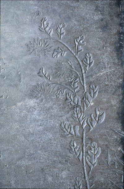 Stèle gravée avec un chrysanthème, des fleurs et des feuilles, 618-907 - Tang Dynasty Chinese School