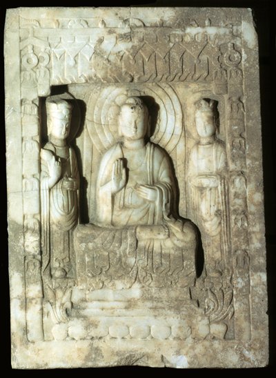 Stèle représentant le Bouddha entouré de ses deux assistants, 618-907 (calcaire) - Tang Dynasty Chinese School