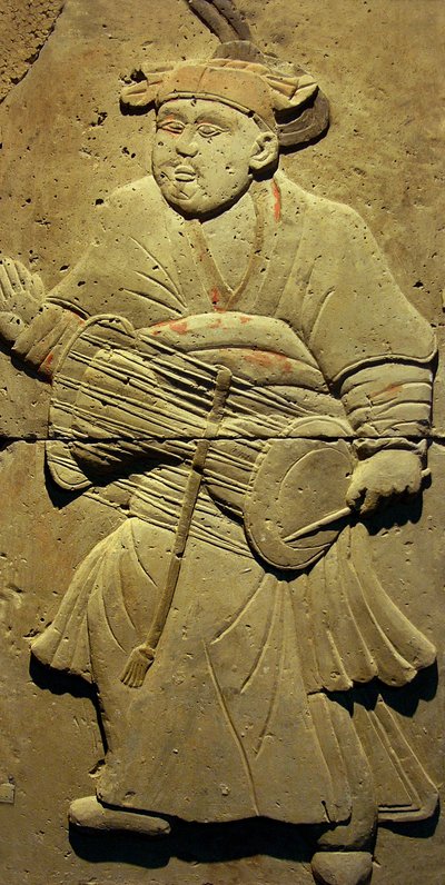 Stèle en terre cuite avec musicien, dynastie Tang (618-907), découverte dans la province de Shaanxi, Musée de la Forêt de Stèles à Xian. Photographie, Leonard de Selva, Chine, 2006. - Tang Dynasty Chinese School