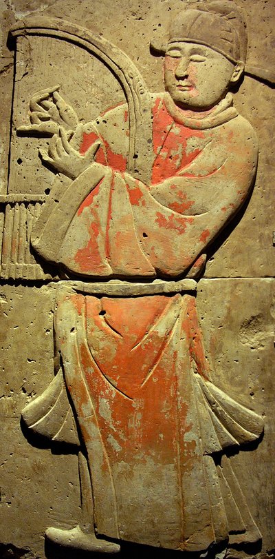 Stèle en terre cuite avec musicien, dynastie Tang (618-907), découverte dans la province de Shaanxi, Musée de la Forêt de Stèles à Xian. Photographie, Leonard de Selva, Chine, 2006. - Tang Dynasty Chinese School