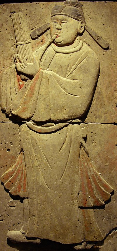 Stèle en terre cuite avec musicien, dynastie Tang (618-907), découverte dans la province de Shaanxi, Musée de la Forêt de Stèles à Xian. Photographie, Leonard de Selva, Chine, 2006 - Tang Dynasty Chinese School