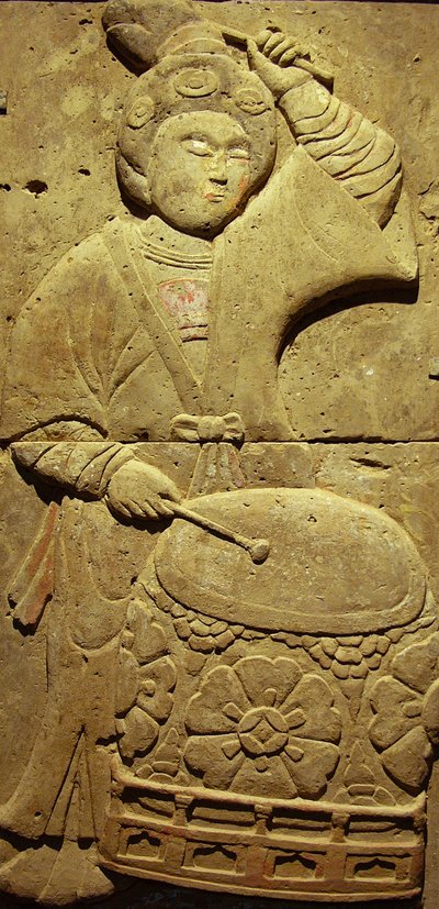 Stèle en terre cuite avec musicien, dynastie Tang (618-907), découverte dans la province du Shaanxi, Musée de la forêt des stèles à Xi