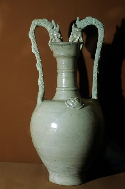 Vase à glaçure blanche, poignées doubles en forme de dragon, décoré de fleurs en relief sur le ventre, 618-907 - Tang Dynasty Chinese School