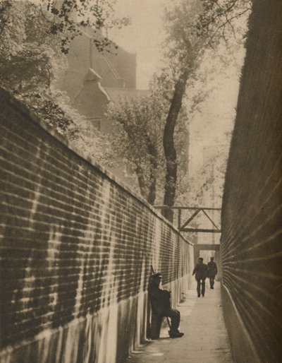 Dans le passage de Lansdowne, où un bandit de grand chemin a autrefois galopé pour sa vie, vers 1935 - Taylor